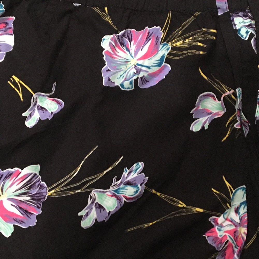 NWT Vans Women’s Janek Floral Shorts - Picture 3 of 3
